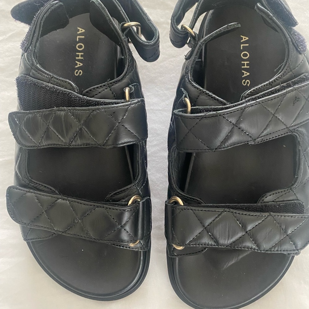 ALOHAS Black Quilted Sandals